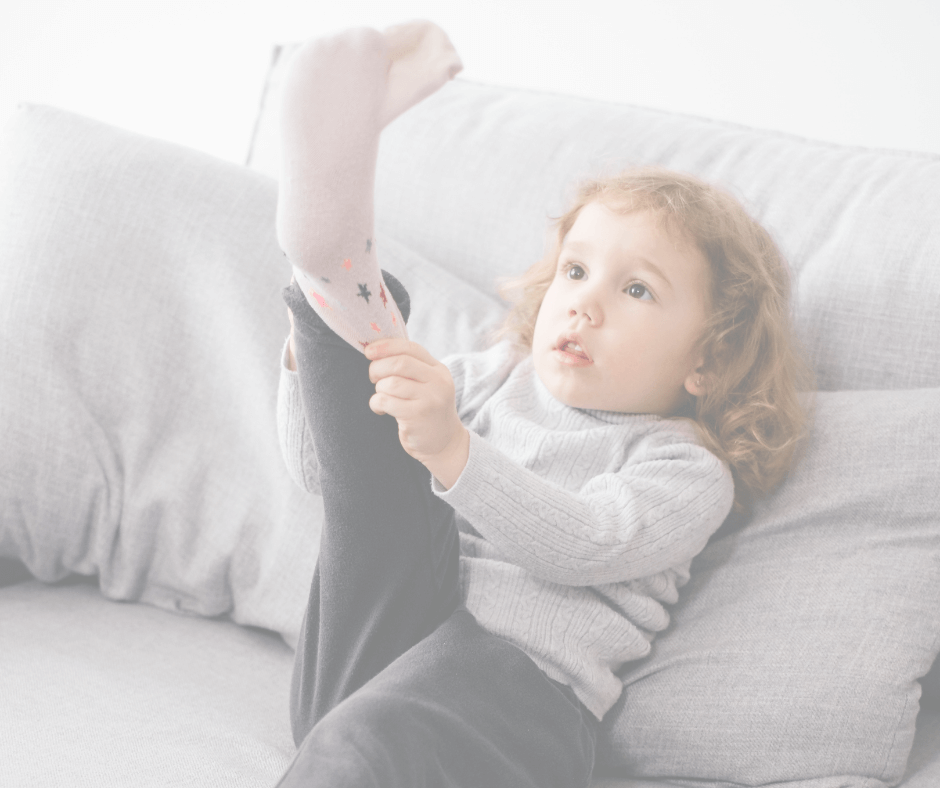 Socken und Kleidung anziehen